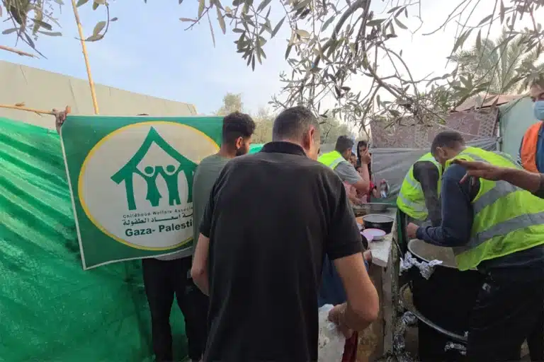 المجال الإغاثي والطوارئ تنفذ الجمعية مشاريع إغاثة ومساعدات طارئة تستجيب للحالات الإنسانية الطارئة خلال الأزمات والكوارث عبر توزيع الطرود الغذائية